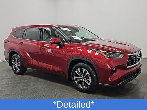 Used 2022 Toyota Highlander XLE image 2