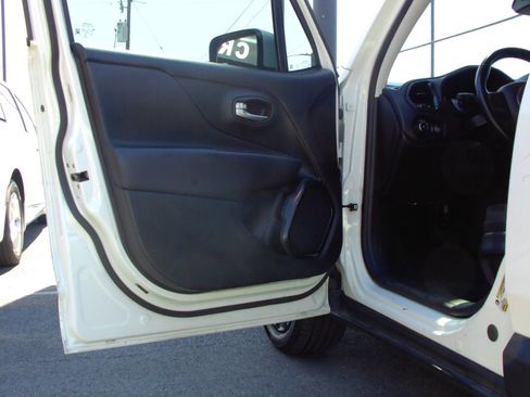 Used 2018 Jeep Renegade Altitude image 16