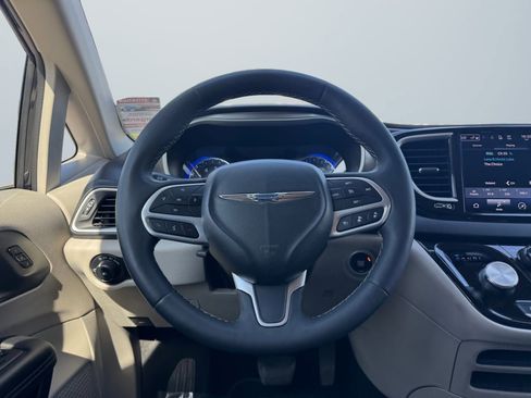 Used 2023 Chrysler Pacifica Touring-L image 11