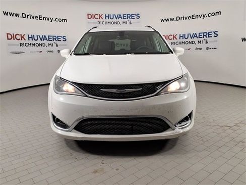 Used 2017 Chrysler Pacifica Touring-L Plus image 2