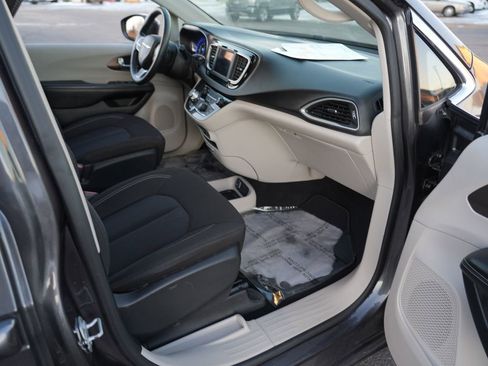 Used 2020 Chrysler Voyager LX image 10