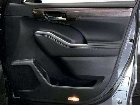 Used 2021 Toyota Highlander Limited image 26