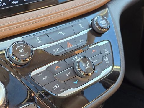 Used 2017 Chrysler Pacifica Limited image 30