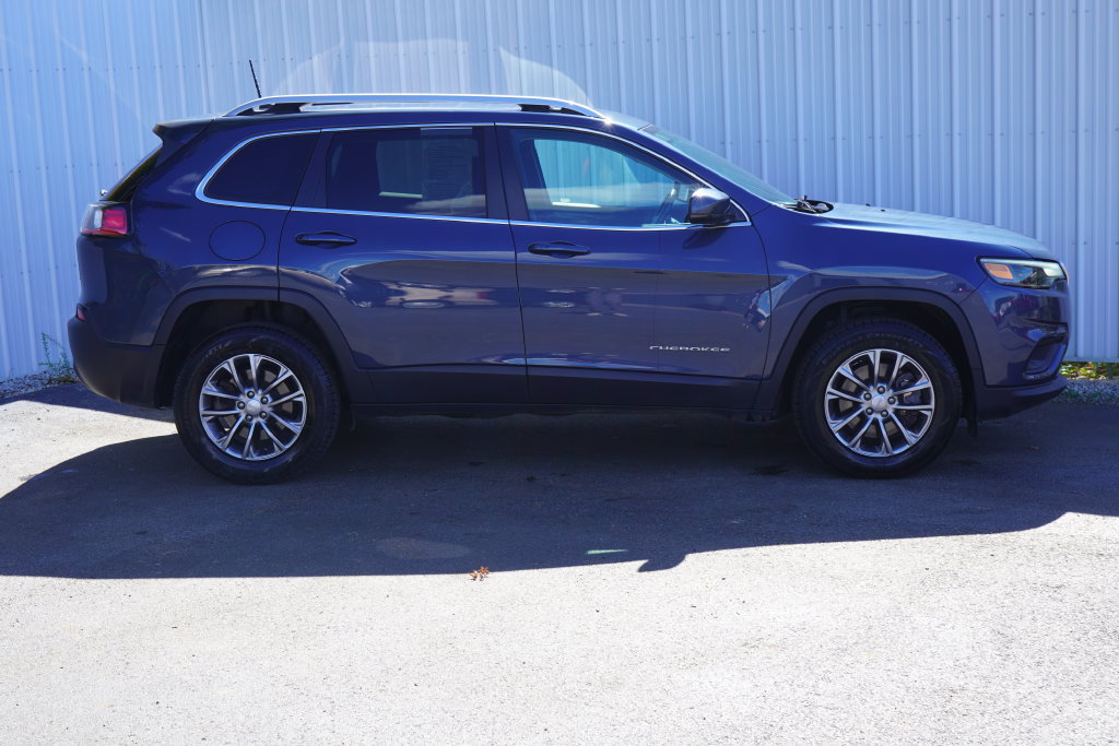 Used 2019 Jeep Cherokee Latitude Plus w/ Cold Weather Group AWD/4WD image 2