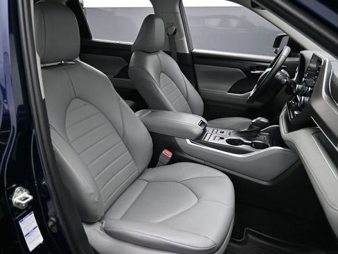 Used 2022 Toyota Highlander XLE image 27