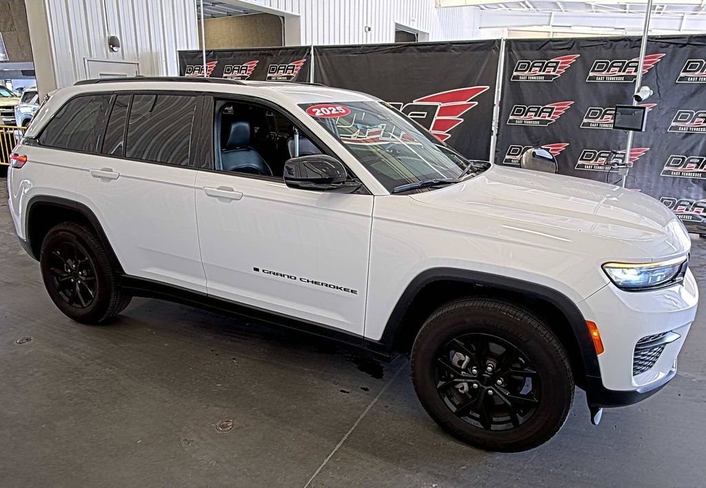 Used 2025 Jeep Grand Cherokee Altitude AWD/4WD image 4