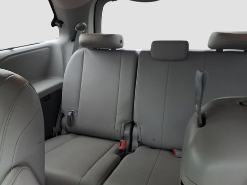 Used 2016 Toyota Sienna XLE FWD image 14