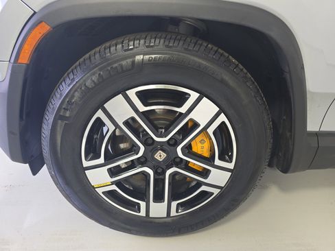 Used 2023 Rivian R1S Adventure image 9