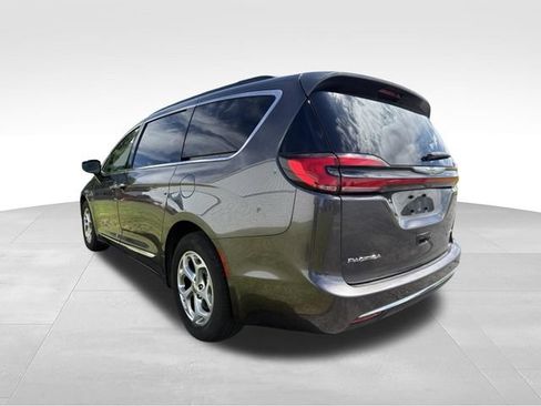 Used 2023 Chrysler Pacifica Limited FWD image 2