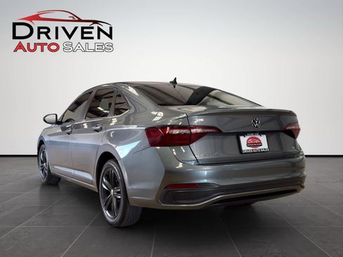 Used 2024 Volkswagen Jetta SE image 3