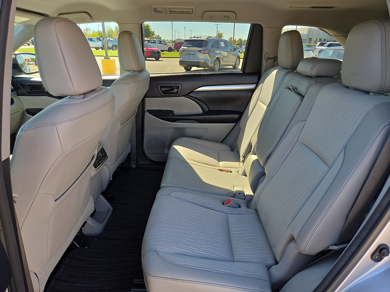 Used 2016 Toyota Highlander Plus FWD image 11