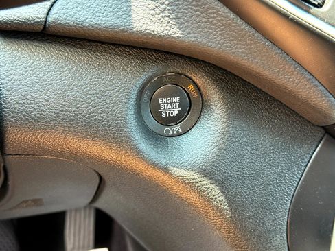 Used 2019 Jeep Cherokee Latitude Plus w/ Comfort/Convenience Group image 22