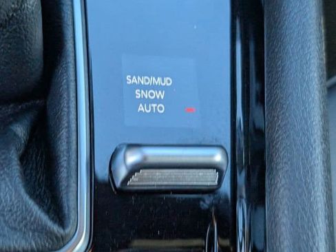 Used 2025 Jeep Compass Limited image 19