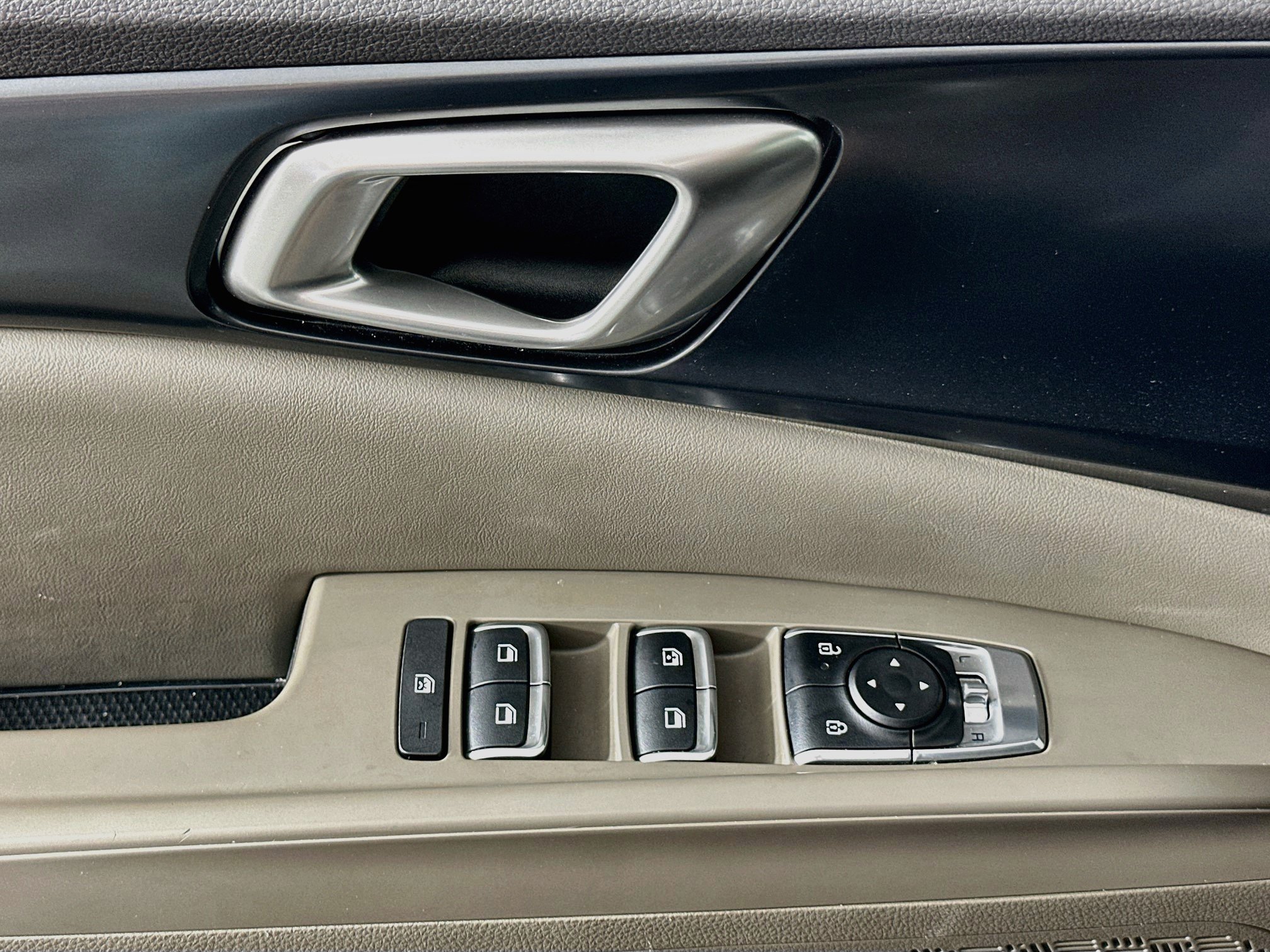 Used 2025 Kia Carnival FWD image 15