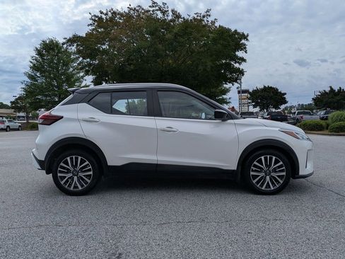 Used 2022 Nissan Kicks SV FWD image 9