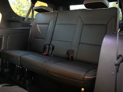 Used 2025 Chevrolet Suburban Premier image 33