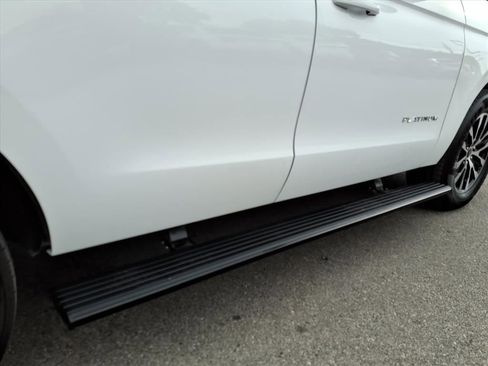 Certified 2025 Ford Expedition Platinum image 9