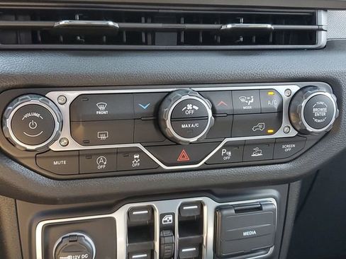 New 2025 Jeep Gladiator Sport image 28