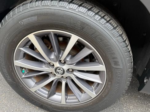 Used 2017 Toyota Highlander XLE image 17