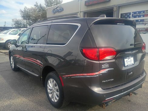 Used 2017 Chrysler Pacifica Touring-L FWD image 25