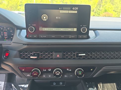 Used 2025 Honda Accord SE image 18