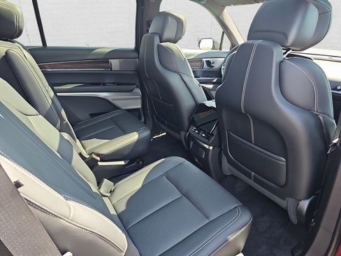 New 2026 Cadillac Vistiq Luxury image 11