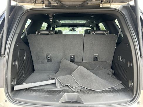 Used 2022 GMC Yukon SLT w/ SLT Premium Package image 11