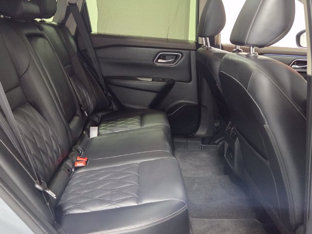 Used 2023 Nissan Rogue Platinum FWD image 16