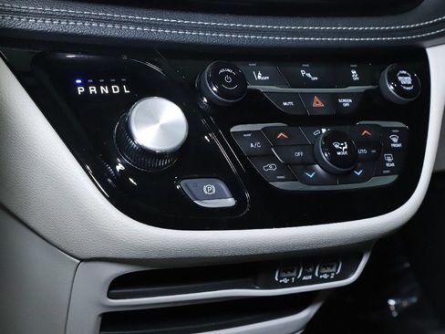 Used 2024 Chrysler Pacifica Limited FWD image 26