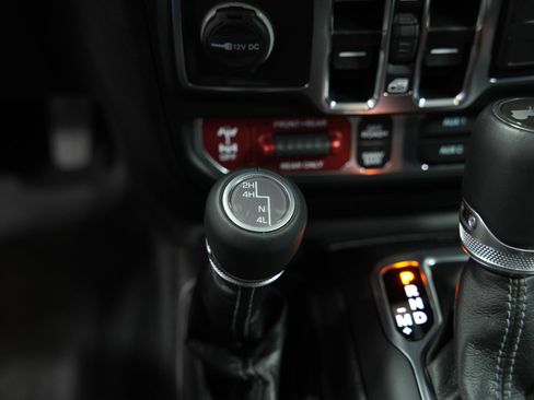 Used 2024 Jeep Wrangler Unlimited Rubicon w/ Convenience Group AWD/4WD image 42