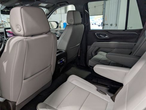 Used 2024 GMC Yukon SLT w/ SLT Luxury Package image 19