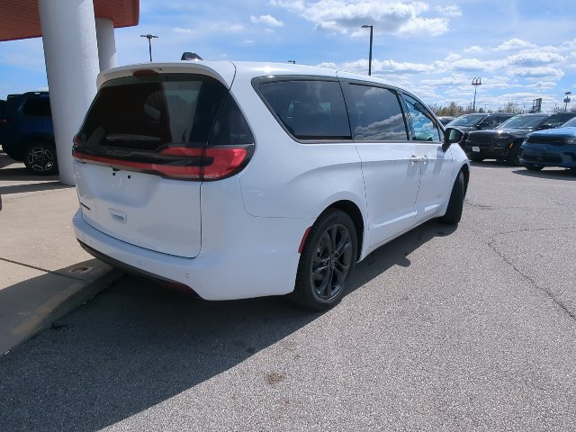 New 2026 Chrysler Pacifica Select FWD image 30