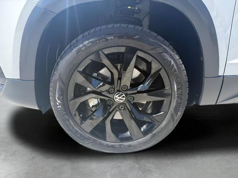 Used 2024 Volkswagen Taos SE w/ Black Wheel Package FWD image 9