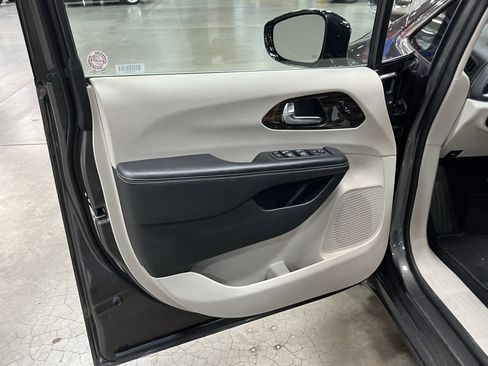 Used 2023 Chrysler Pacifica Limited FWD image 16