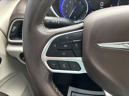 Used 2018 Chrysler Pacifica Touring-L image 17