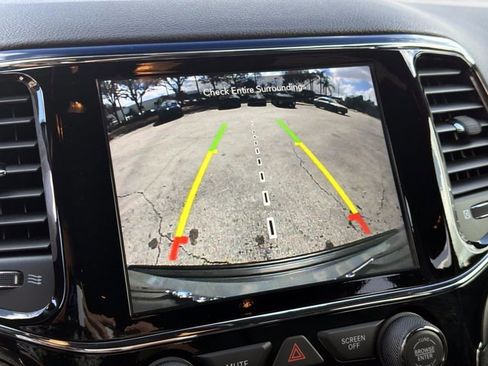 Used 2021 Jeep Grand Cherokee Laredo X image 22