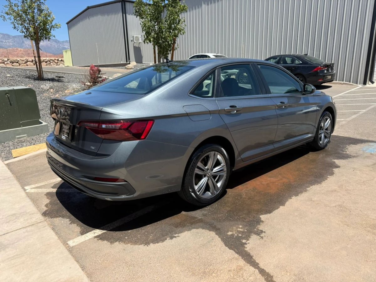 Used 2024 Volkswagen Jetta SE FWD image 9