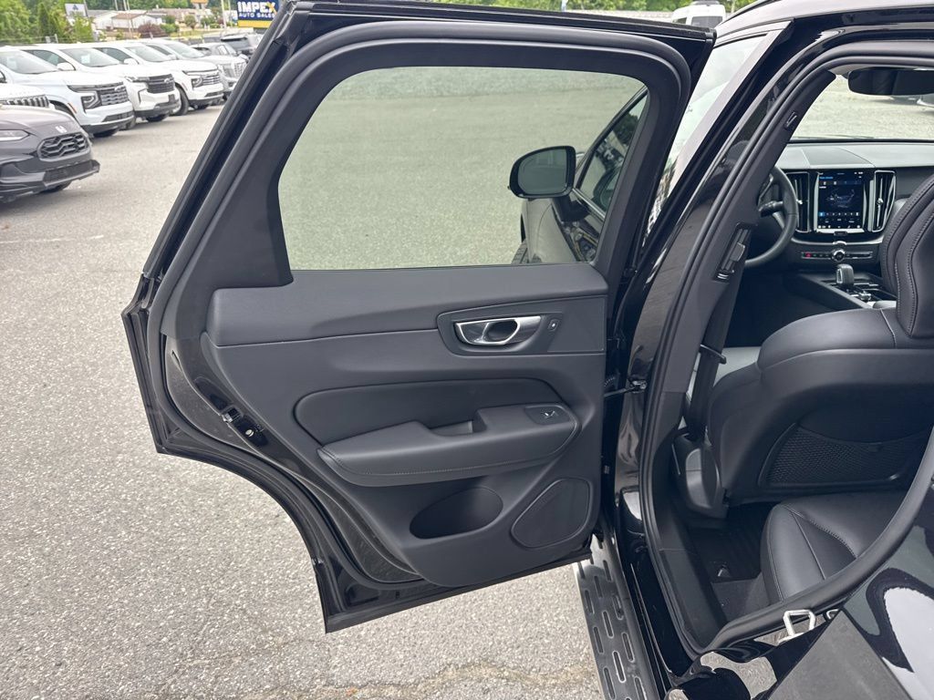 Used 2024 Volvo XC60 B5 Core AWD/4WD image 30