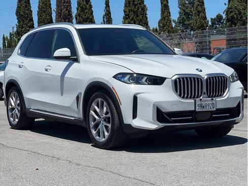 Used 2025 BMW X5 xDrive50e AWD/4WD image 3