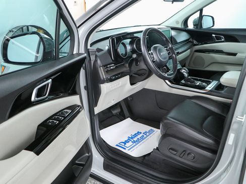 Used 2024 Kia Carnival EX FWD image 3