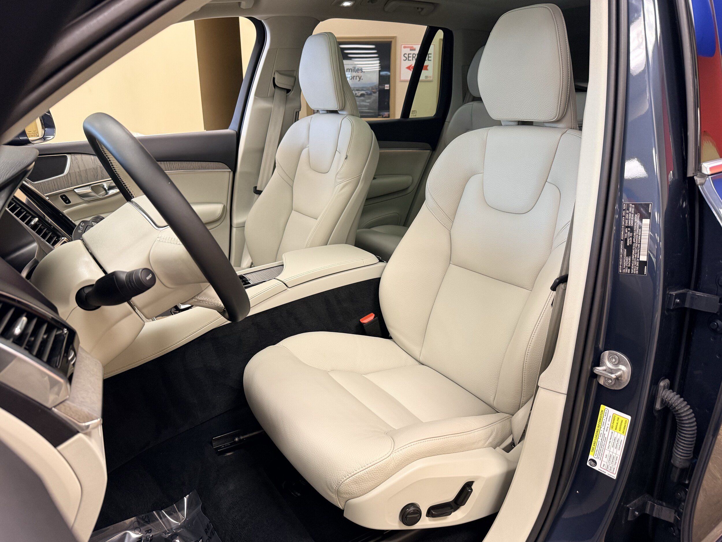 Used 2025 Volvo XC90 B6 Plus w/ Protection Package Premier AWD/4WD image 10