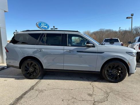 Used 2025 Lincoln Navigator Reserve w/ Jet Appearance Package image 8