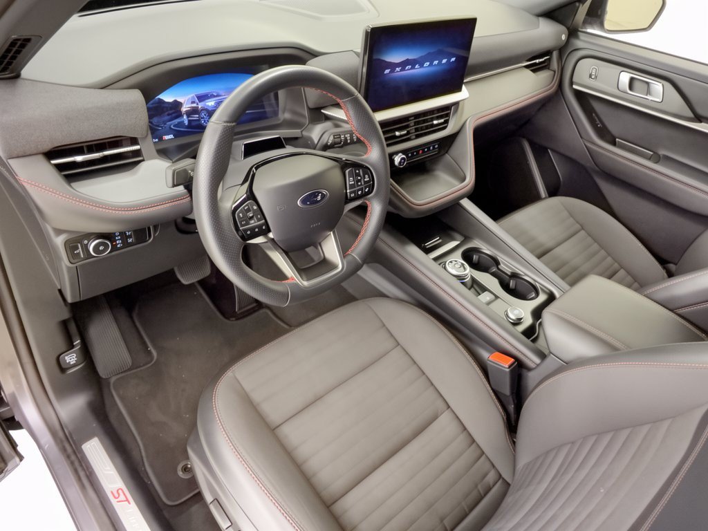 Used 2025 Ford Explorer ST-Line w/ ST-Line Street Pack AWD/4WD image 4