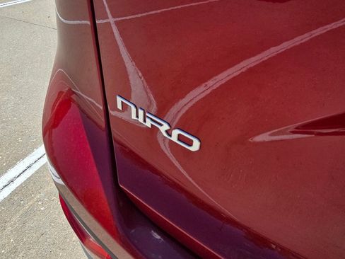 Used 2025 Kia Niro LX FWD image 11