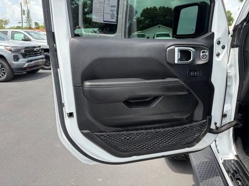 Used 2022 Jeep Wrangler Unlimited Sahara AWD/4WD image 12
