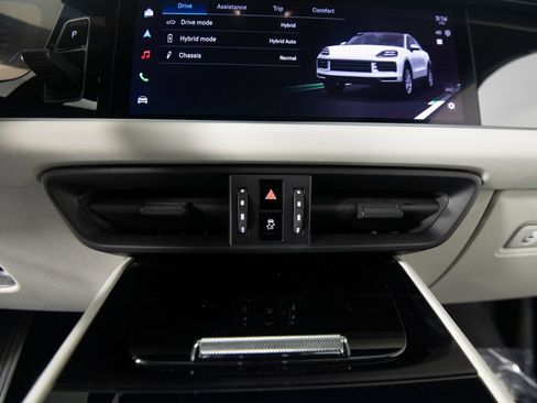 Certified 2026 Porsche Cayenne E-Hybrid Coupe AWD/4WD image 30