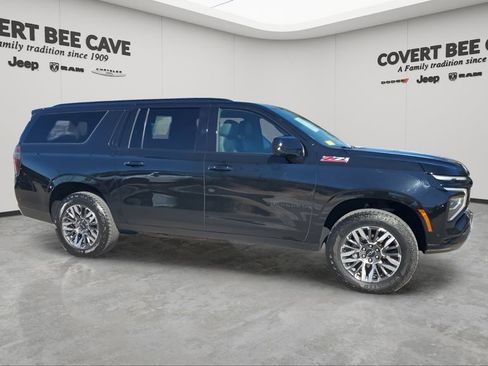 Used 2025 Chevrolet Suburban Z71 image 12