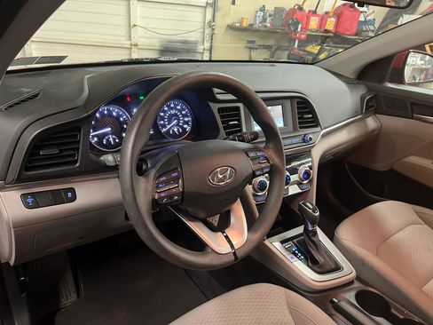 Used 2019 Hyundai Elantra SE FWD image 12