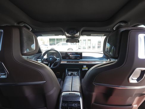 Used 2025 BMW i7 xDrive60 AWD/4WD image 36