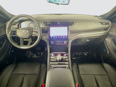 Used 2022 Jeep Grand Cherokee Overland w/ Luxury Tech Group IV AWD/4WD image 28